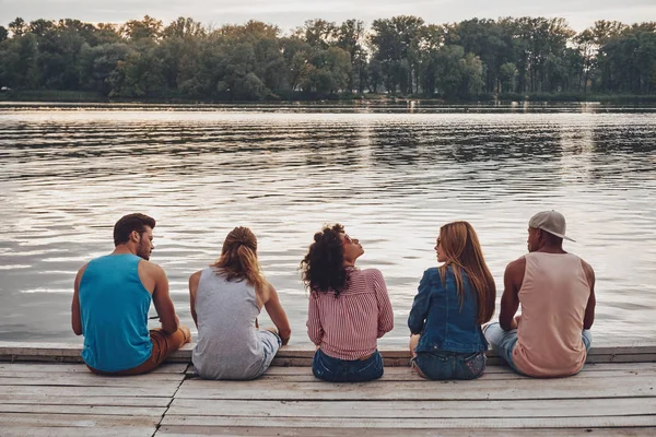 Rear View Young People Sitting Wooden Pier — Stock Photo, Image
