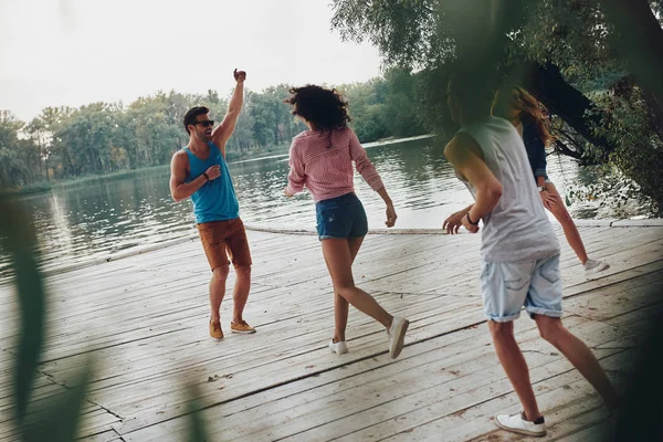 Glückliche Menschen Haben Spaß Und Laufen Auf Holzsteg Fluss — Stockfoto