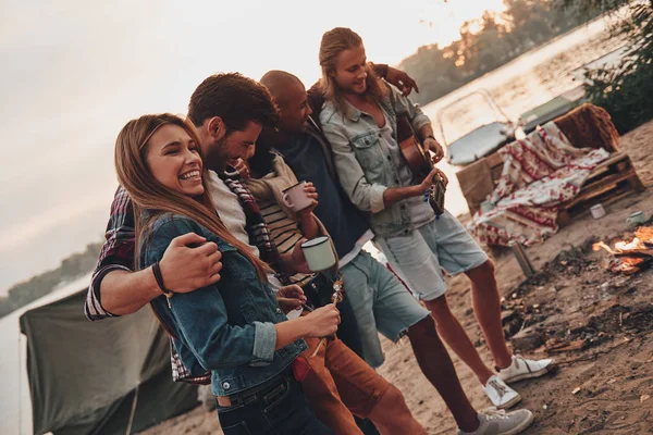 Jovens Desgaste Casual Praia Lago Com Pôr Sol Homem Tocando — Fotografia de Stock