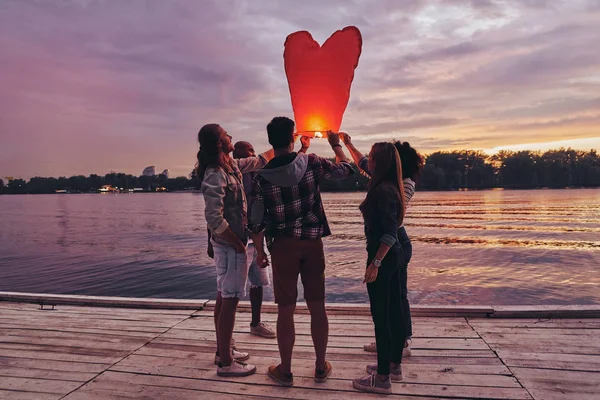 Bästa Vänner Belysning Rött Hjärta Lykta Ballong — Stockfoto