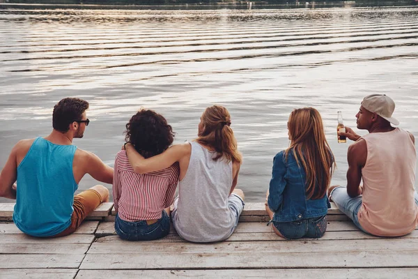 Achteraanzicht Van Jonge Mensen Zitten Houten Pier — Stockfoto