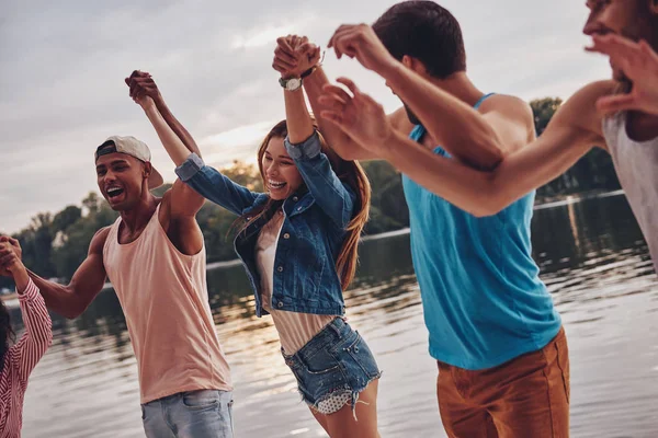 Glada Människor Att Kul Och Hoppa Trä Piren Vid Floden — Stockfoto