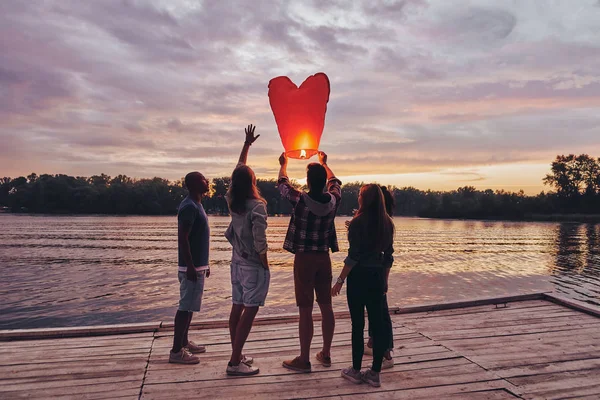 Bästa Vänner Håller Rött Hjärta Sky Lantern Ballong — Stockfoto