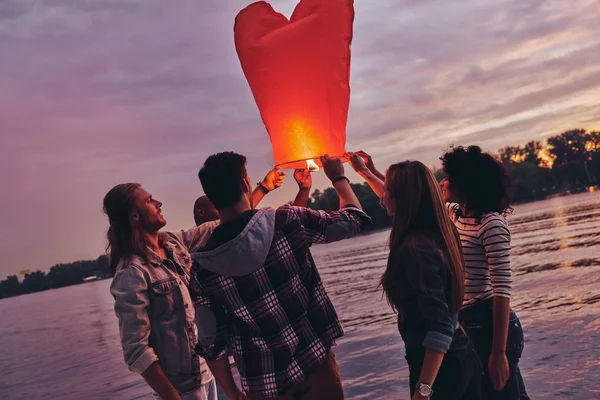 Melhores Amigos Segurando Vermelho Coração Céu Lanterna Balão — Fotografia de Stock