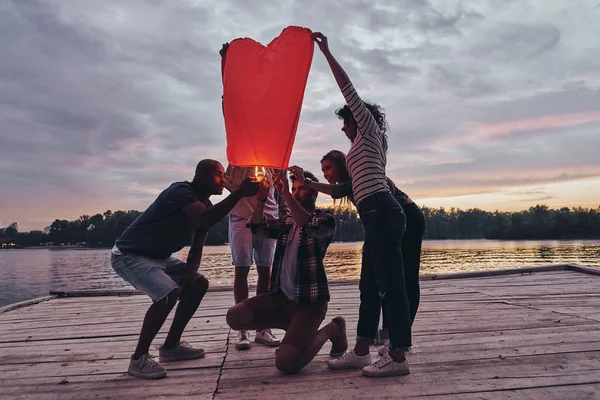 Best Friends Lighting Red Heart Lantern Balloon — Stock Photo, Image