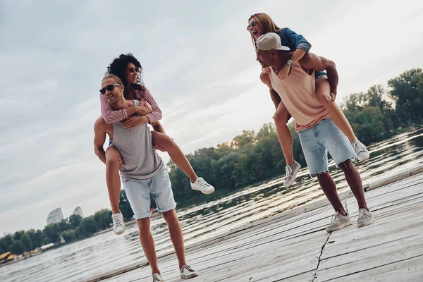 Gelukkig Paren Zorgeloze Tijd Doorbrengen Houten Pier Schouders Mannen Dragen — Stockfoto