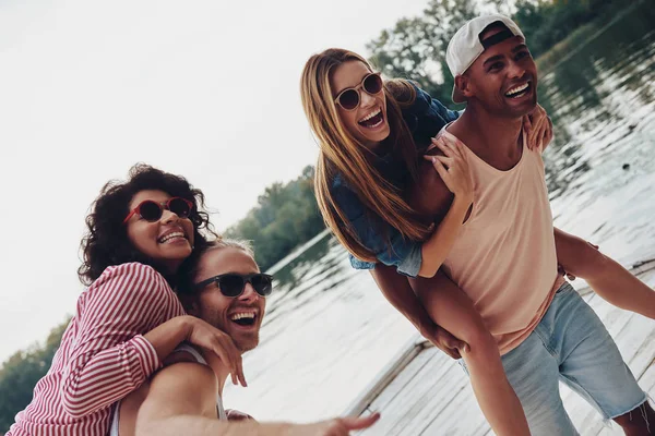 Gelukkig Paren Zorgeloze Tijd Doorbrengen Houten Pier Schouders Mannen Dragen — Stockfoto