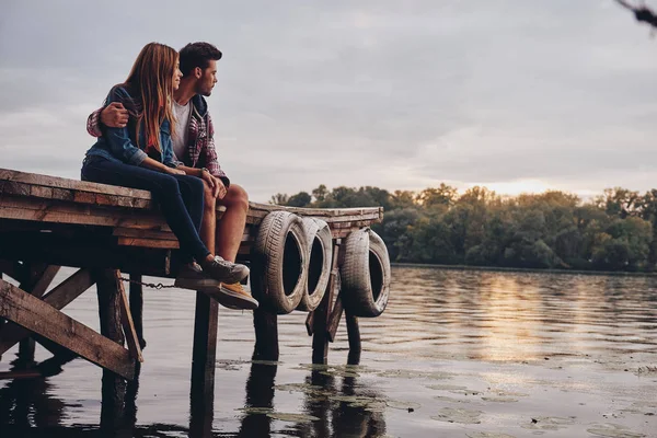 Romantische Paar Verliefd Zittend Pier Lake — Stockfoto
