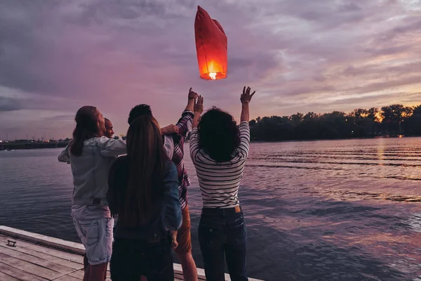 Melhores Amigos Cais Madeira Voando Balão Lanterna Coração Vermelho Céu — Fotografia de Stock