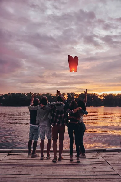 Meilleurs Amis Sur Jetée Bois Ballon Lanterne Coeur Rouge Volant — Photo