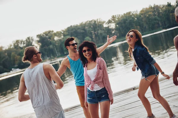 Glückliche Menschen Amüsieren Sich Auf Holzsteg Fluss — Stockfoto