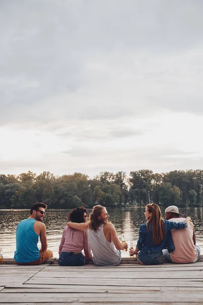 Vue Arrière Des Jeunes Assis Sur Une Jetée Bois — Photo