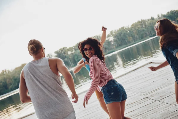 Pessoas Felizes Divertindo Correndo Cais Madeira Rio — Fotografia de Stock