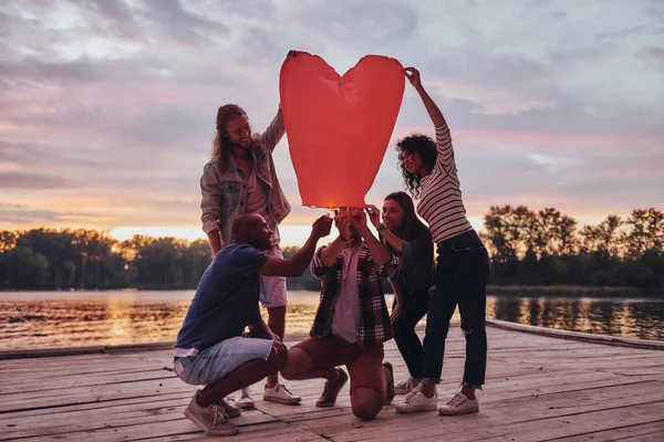 Bästa Vänner Belysning Rött Hjärta Lykta Ballong — Stockfoto