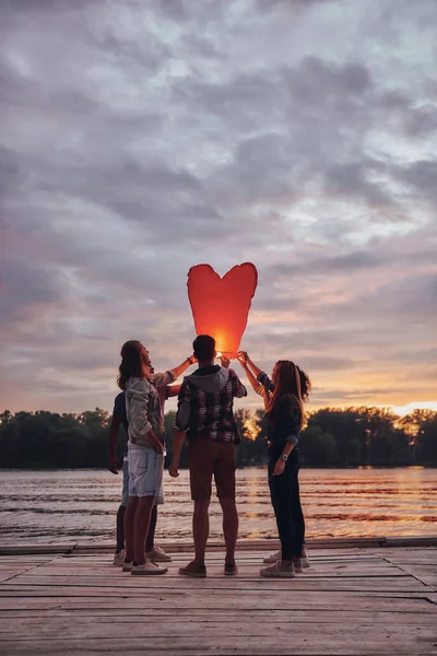 Best Friends Holding Red Heart Sky Lantern Balloon Sunset Sky — Stock Photo, Image