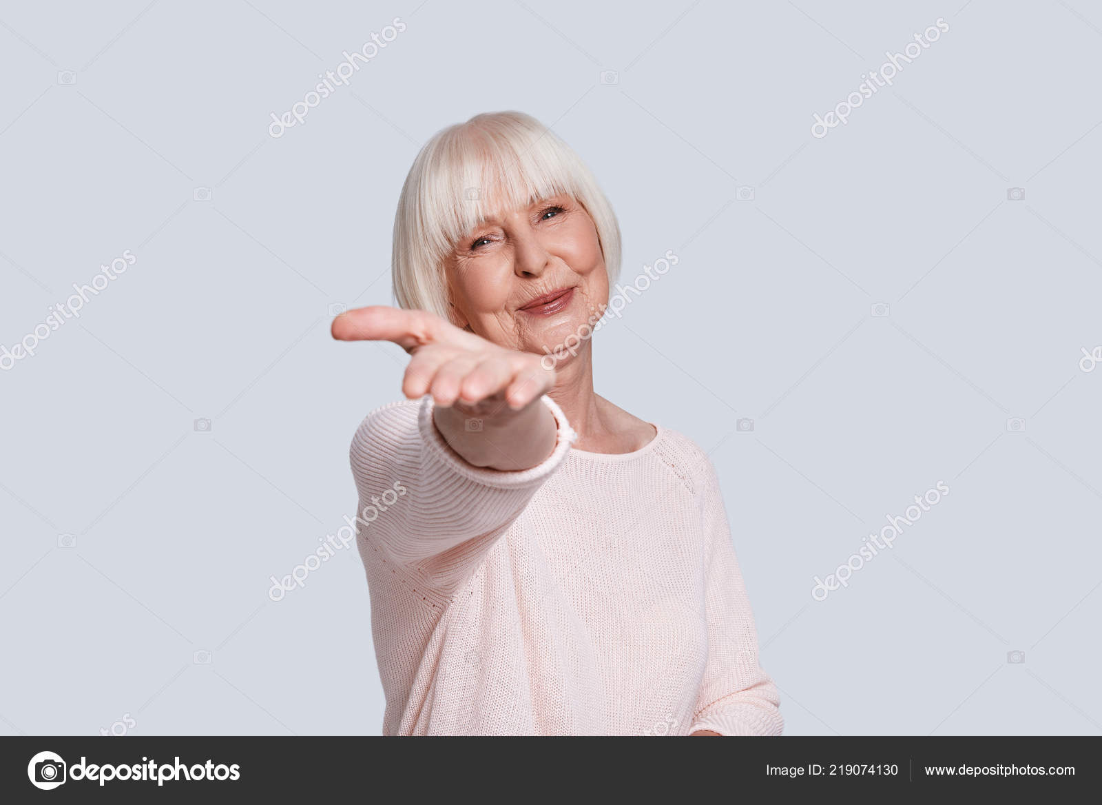 Femme Souriante Caucasienne Chandail Léger Cheveux Gris