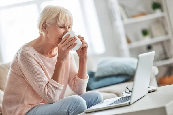 Senior Caucasian Woman Sitting Sofa Home Drinking Tea Cup Looking — Stock Photo, Image