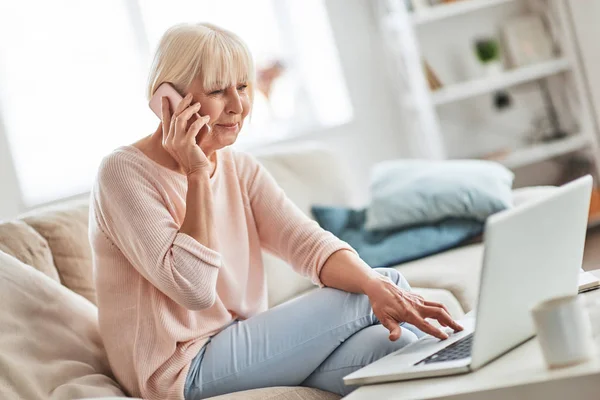 Senior Caucasian Woman Talking Mobile Phone While Sitting Sofa Home — Stock Photo, Image