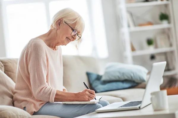 Smiling Aged Caucasian Woman Sitting Sofa Home Writing Diary Ideas — Stock Photo, Image