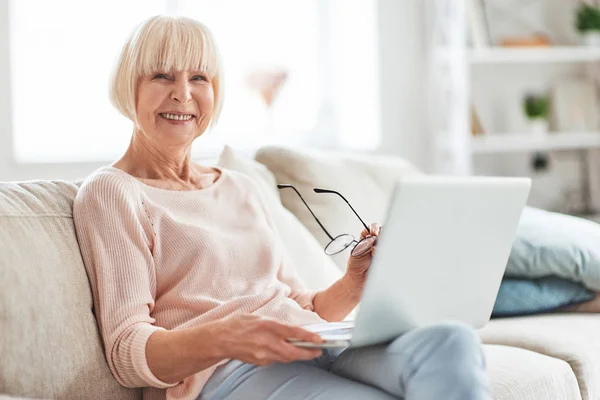 Aged Caucasian Woman Sitting Sofa Home Holding Laptop Knees Looking — Stock Photo, Image