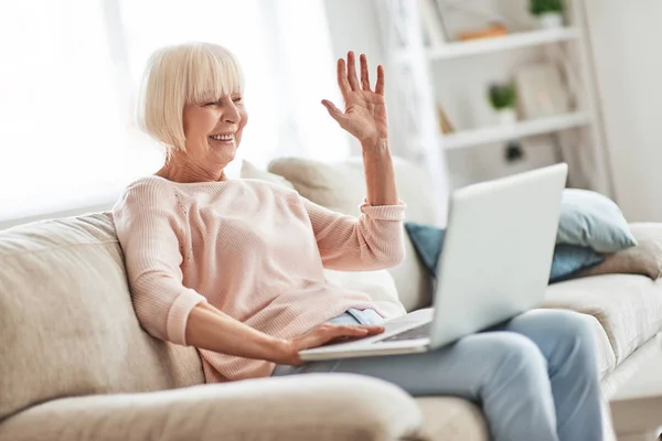 Lyckligt Leende Åldern Kaukasisk Kvinna Sitter Soffan Hemma Hålla Laptop — Stockfoto