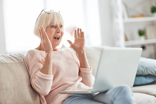Happy Surprised Aged Caucasian Woman Sitting Sofa Home Holding Laptop — Stock Photo, Image