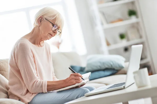 Senior Caucasian Woman Sitting Sofa Home Writing Diary Ideas — Stock Photo, Image