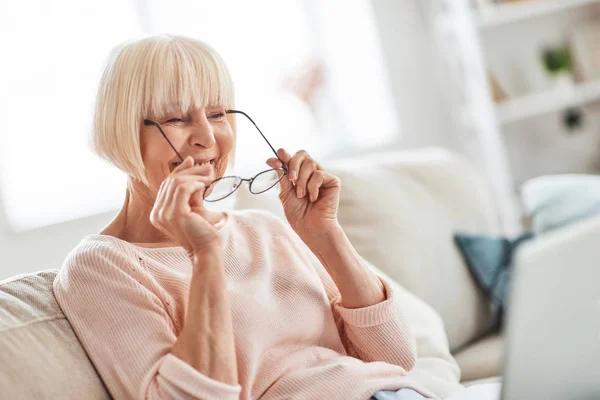 Aged Caucasian Woman Sitting Sofa Home Holding Laptop Knees — Stock Photo, Image