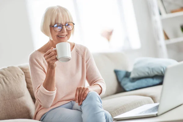 Senior Caucasian Woman Sitting Sofa Home Holding Tea Cup Looking — Stock Photo, Image