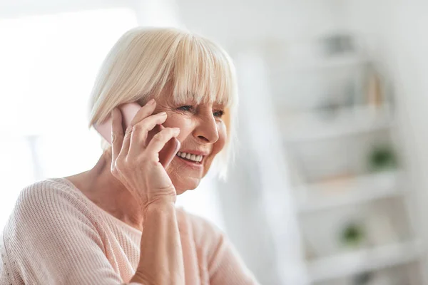 Щаслива Усміхнена Старша Біла Жінка Розмовляє Мобільному Телефоні Вдома — стокове фото
