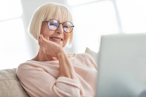 Senior Kaukasisk Kvinna Sitter Soffan Hemma Och Surfar Laptop Skärm — Stockfoto