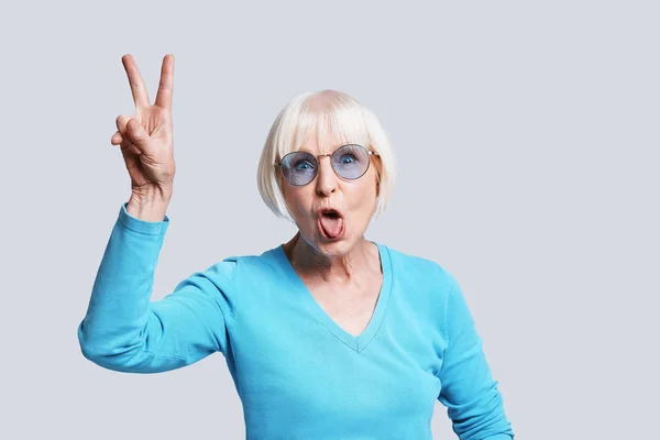 Cool Aged Woman Short Grey Hair Posing Grey Background Studio — Stock Photo, Image