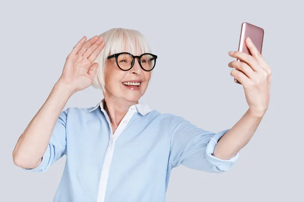 Senior Caucásico Mujer Azul Camisa Tomando Selfie Foto Móvil — Foto de Stock