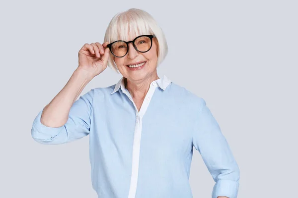 Mujer Caucásica Envejecida Con Pelo Gris Corto Posando Fondo Gris — Foto de Stock