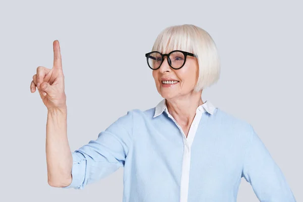 Smiling Stylish Aged Stylish Woman Short Grey Hair Posing Grey — Stock Photo, Image