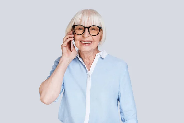 Sonriente Senior Caucásico Mujer Azul Camisa Hablando Móvil — Foto de Stock