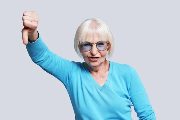 Coole Seniorin Mit Kurzen Grauen Haaren Posiert Vor Grauem Hintergrund — Stockfoto