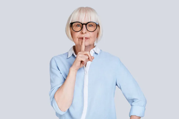 Invecchiato Donna Elegante Con Capelli Corti Grigi Posa Sfondo Grigio — Foto Stock