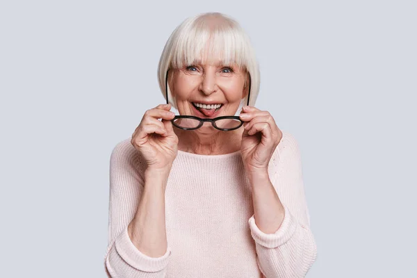 Mujer Anciana Con Pelo Gris Corto Posando Fondo Gris Estudio — Foto de Stock