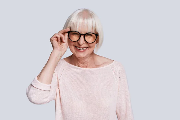 Cool Senior Woman Short Grey Hair Posing Grey Background Studio — Stock Photo, Image