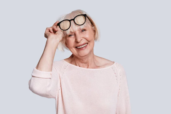 Mujer Caucásica Arrugada Con Pelo Gris Corto Posando Fondo Gris — Foto de Stock