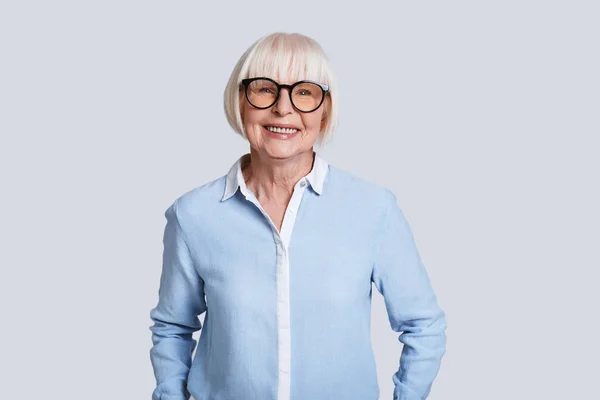 Aged Stylish Woman Short Grey Hair Wearing Glasses Posing Grey — Stock Photo, Image