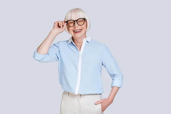 Mujer Elegante Envejecida Con Pelo Gris Corto Posando Fondo Gris — Foto de Stock