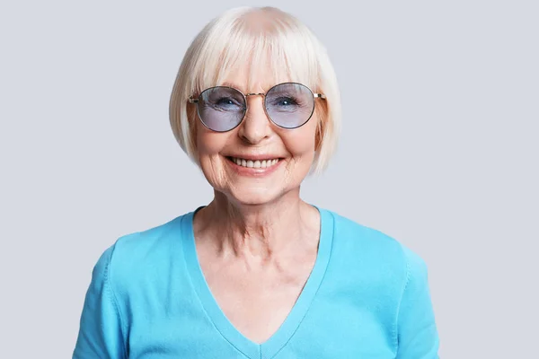 Cool Senior Woman Short Grey Hair Posing Grey Background Studio — Stock Photo, Image