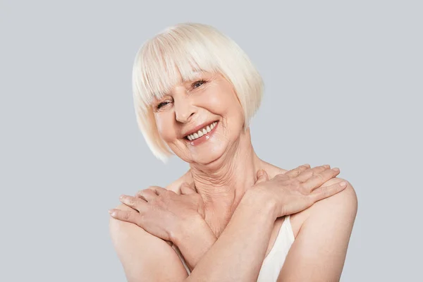 Retrato Mulher Idosa Sorridente Com Cabelo Cinza Curto Posando Fundo — Fotografia de Stock