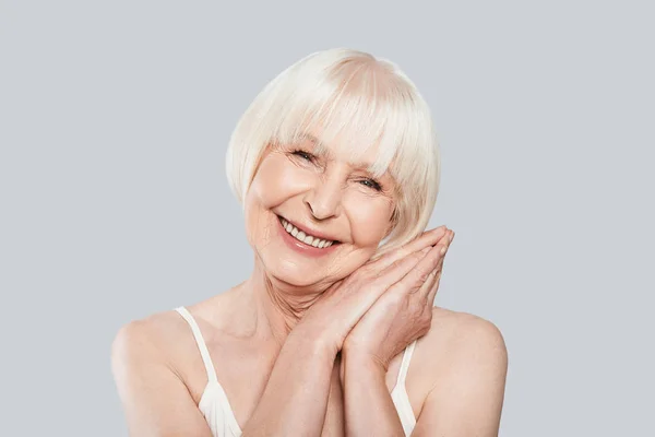 Ritratto Anziana Donna Adulta Con Capelli Corti Grigi Posa Sfondo — Foto Stock