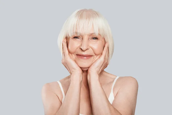 Retrato Mujer Modelo Senior Con Pelo Gris Corto Posando Sobre — Foto de Stock