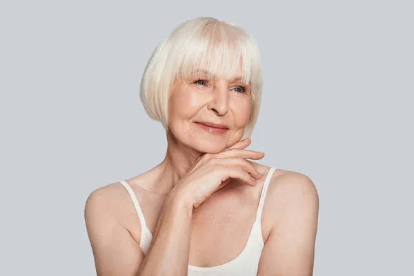 Retrato Mujer Adulta Mayor Con Pelo Gris Corto Posando Fondo — Foto de Stock