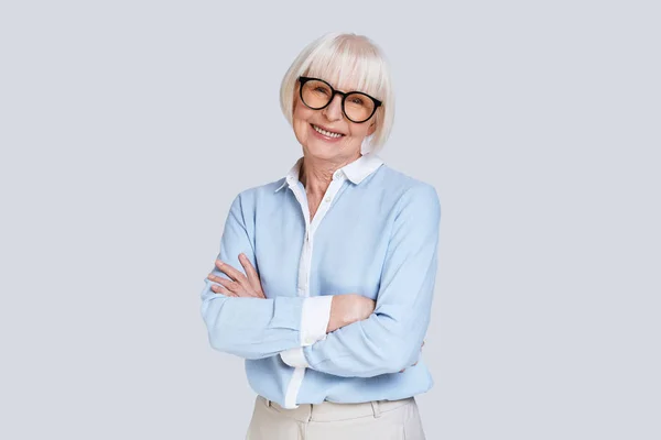 Aged Stylish Woman Short Grey Hair Posing Grey Background Studio — Stock Photo, Image