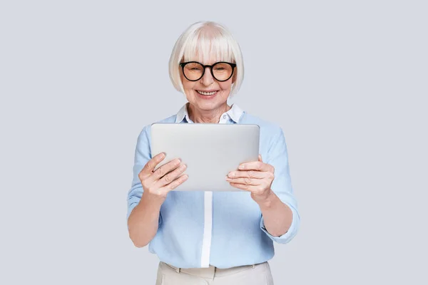 Senior Caucasian Woman Blue Shirt Holding Digital Tablet — Stock Photo, Image